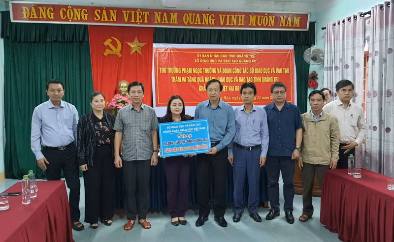 Thứ trưởng Bộ GD&ĐT Phạm Ngọc Thưởng cùng đoàn công tác trao tặng quà hỗ trợ cho ngành Giáo dục tỉnh Quảng Trị.