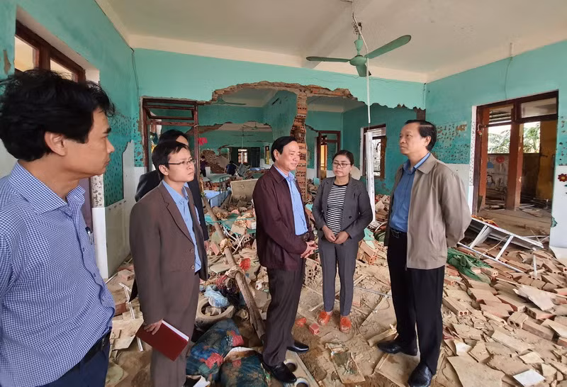 Đoàn công tác xót xa trước cảnh trường, lớp tan hoang của Trường mầm non Phong Thủy (Lệ Thủy, Quảng Bình)