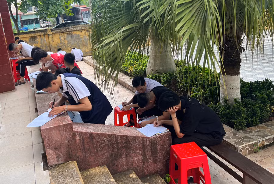 Cắt điện, nắng nóng, học sinh ra ngoài hành lang trường tự học sau các giờ chính khóa.