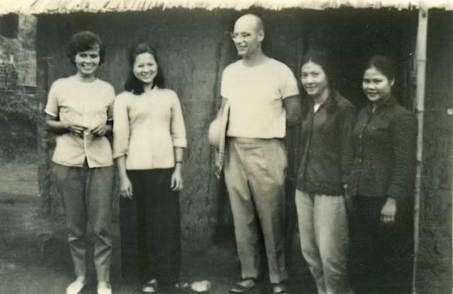 GS Hoàng Xuân Sính (ngoài cùng bên trái) và GS Toán học Alexandre Grothendieck (giữa) một lần sang Việt Nam. Ảnh: Gia đình cung cấp. GS Hoàng Xuân Sính (ngoài cùng bên trái) và GS Toán học Alexandre Grothendieck (giữa) một lần sang Việt Nam. Ảnh: Gia đình cung cấp.