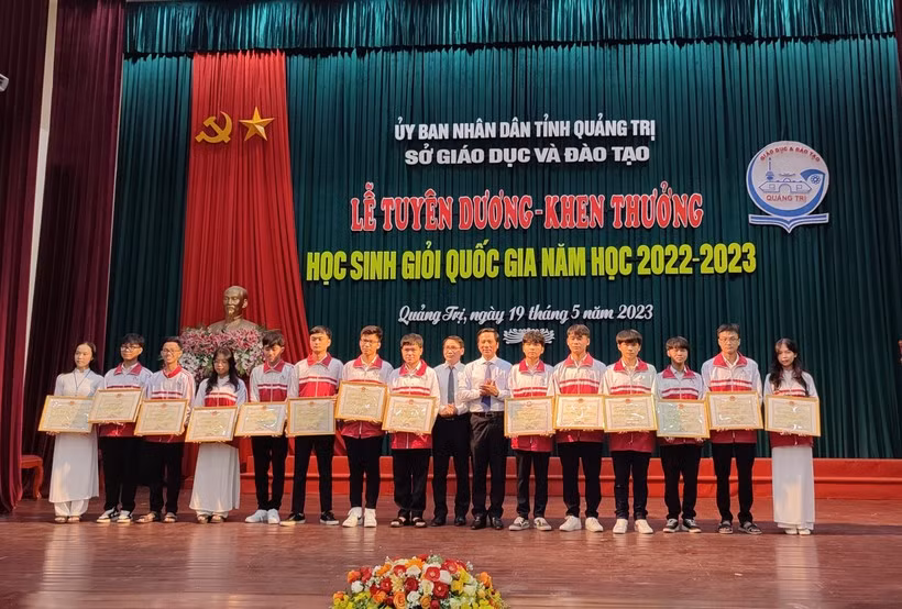 14 học sinh đạt giải khuyến khích trong kỳ thi nhận Bằng khen của UBND tỉnh Quảng Trị. 14 học sinh đạt giải khuyến khích trong kỳ thi nhận Bằng khen của UBND tỉnh Quảng Trị.