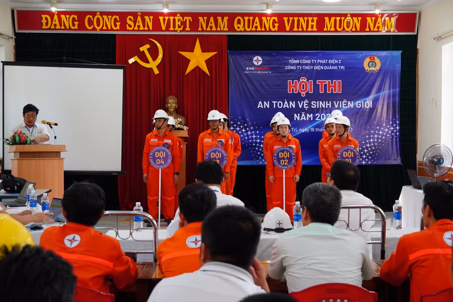 Các thí sinh tham gia hội thi An toàn vệ sinh viên giỏi.