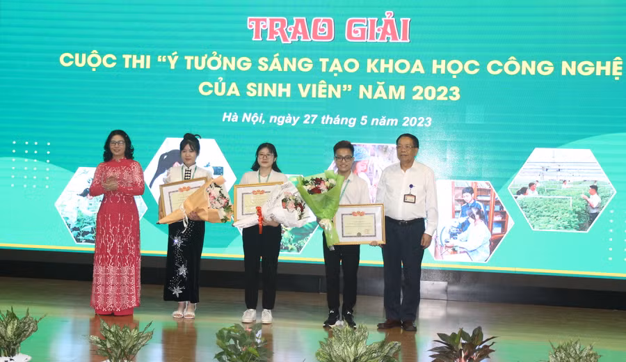 GS.TS Nguyễn Thị Lan và GS.TS Trần Đức Viên, nguyên Giám đốc Học viện Nông nghiệp Việt Nam trao giải Nhất, Nhì, Ba Cuộc thi "Ý tưởng sáng tạo khoa học, công nghệ của sinh viên" năm 2023 cho các sinh viên. GS.TS Nguyễn Thị Lan và GS.TS Trần Đức Viên, nguyên Giám đốc Học viện Nông nghiệp Việt Nam trao giải Nhất, Nhì, Ba Cuộc thi "Ý tưởng sáng tạo khoa học, công nghệ của sinh viên" năm 2023 cho các sinh viên.