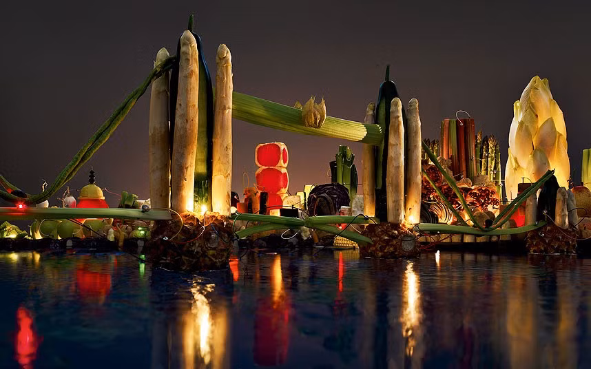 Titbits vegetarian restaurant in London created this replica of Tower Bridge to promote their buffet concept, where diners select their own food and pay per unit weight