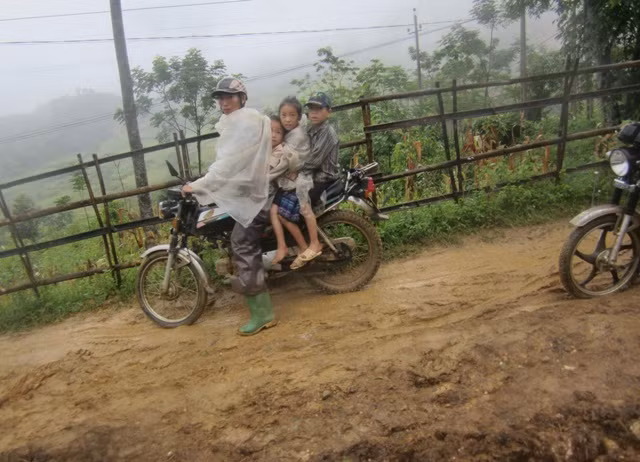 Nhà có xe máy, em đến trường sẽ nhanh hơn