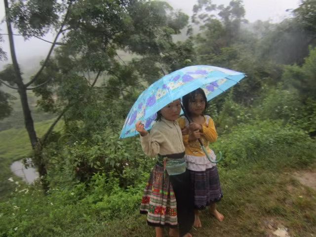Em đội mưa, vượt suối đến trường