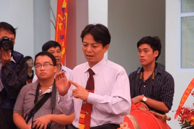 Thầy giáo phiên dịch thư của Chủ tịch Nước trong lễ khai giảng