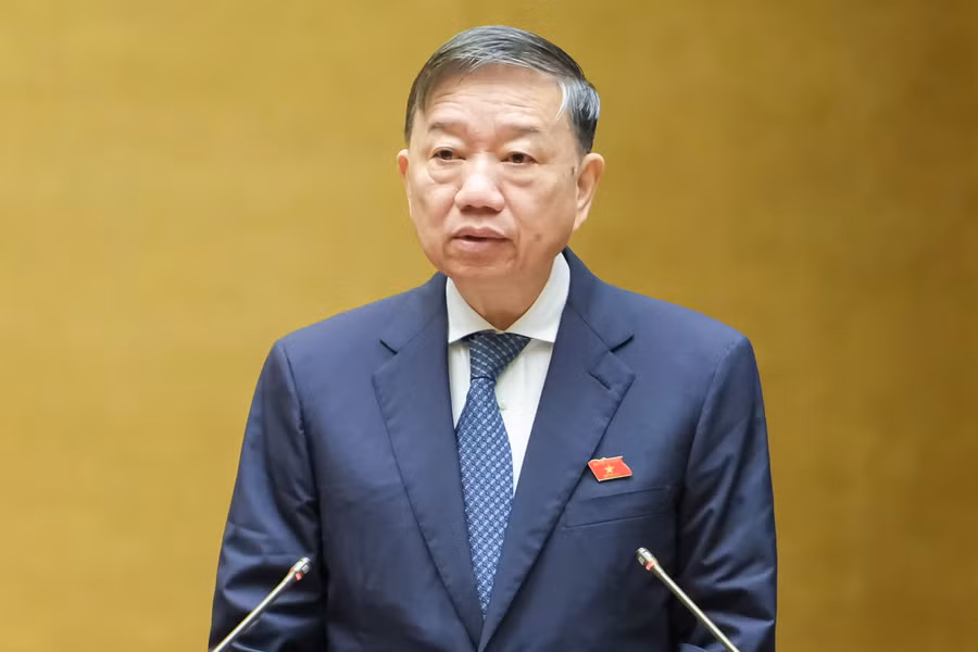 Bộ trưởng Bộ Công an Tô Lâm trình bày Tờ trình về dự thảo Nghị quyết về thí điểm mô hình tổ chức hoạt động lao động, hướng nghiệp, dạy nghề cho phạm nhân ngoài trại giam