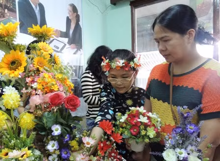 Khuyến khích con cùng tham gia vào các hoạt động cùng gia đình cũng là một cách giúp trẻ vui chơi an toàn hơn dịp Tết về. 