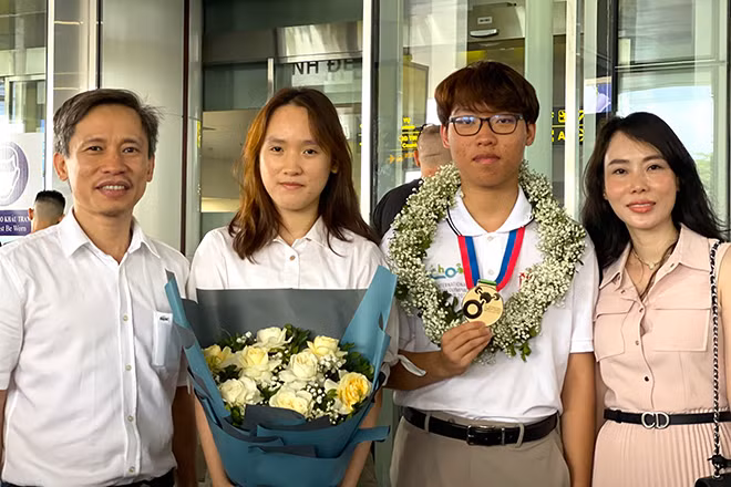 Mạnh Khôi bên bố mẹ và em gái trong ngày chiến thắng trở về.