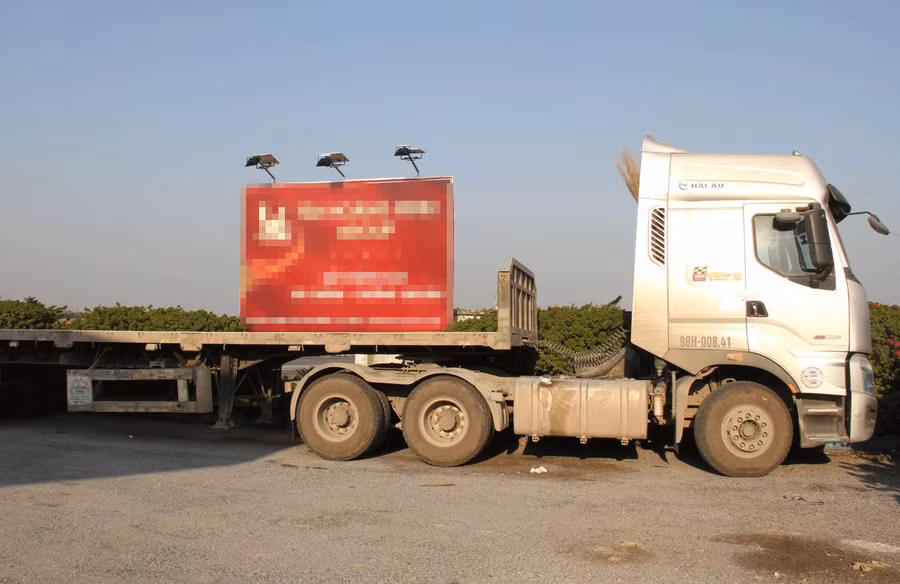 Chiếc xe container do tài xế Thêm điều khiển.