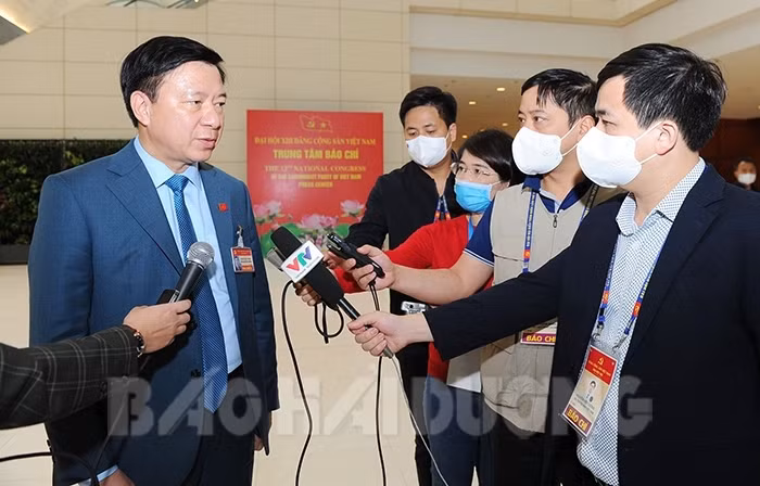 Ông Phạm Xuân Thăng trả lời báo chí bên lề Đại hội Đảng bộ. Ảnh: Báo Hải Dương