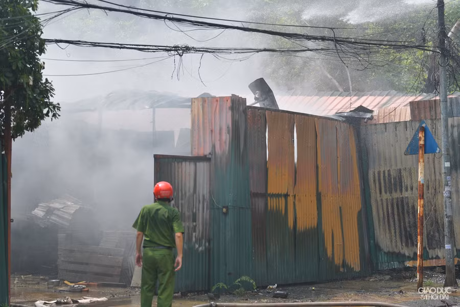 Cháy lớn kho hàng cạnh chung cư Đồng Tàu.