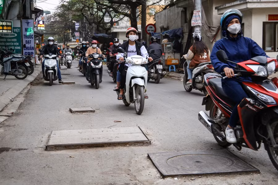 Các hố ga, hố kỹ thuật xuất hiện làm tuyến phố hẹp đi rất nhiều.