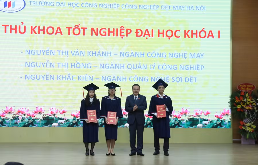 Phó Chủ tịch Quốc hội Phùng Quốc Hiển trao bằng tốt nghiệp cho các Thủ khoa khóa 1