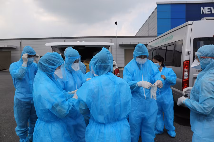 Cán bộ CDC Thái Nguyên chuẩn bị lấy mẫu xét nghiệm Covid-19 tại công ty Newone - Khu CN Điềm Thụy, Phú Bình.