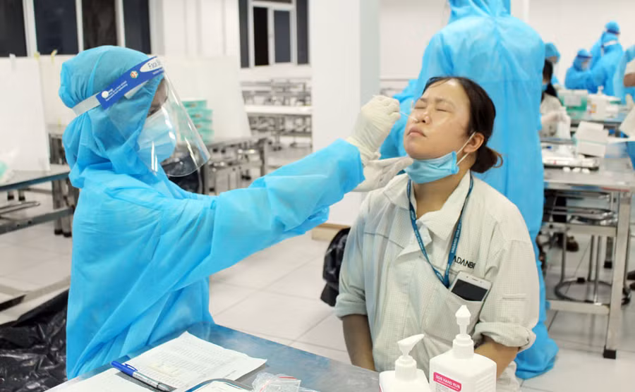 CDC Thái Nguyên tiến hành lấy mẫu xét nghiệm nhanh Covid-19 tại Công ty Công ty TNHH Hadanbi Vina trong đêm 26/5. Ảnh: Nguyên Ngọc.