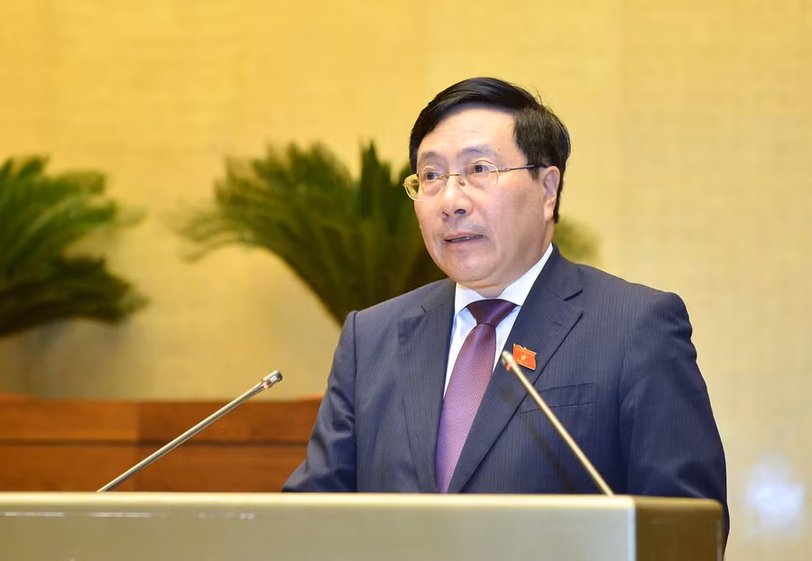 Thay mặt Chính phủ, Phó Thủ tướng Thường trực Phạm Bình Minh trình bày báo cáo giải trình một số vấn đề được đại biểu và đồng bào, cử tri cả nước quan tâm, chất vấn