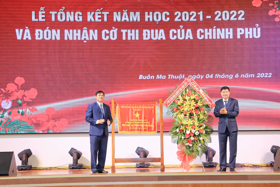 Giám đốc Sở GD&amp;ĐT Phạm Đăng Khoa tặng hoa chúc mừng thầy và trò Trường Hoàng Việt.