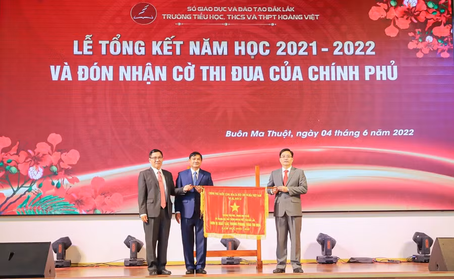 Thừa uỷ quyền của Thủ tướng Chính phủ, ông Nguyễn Đình Trung tặng Cờ thi đua của Chính phủ cho thầy và trò Trường TH, THCS và THPT Hoàng Việt.