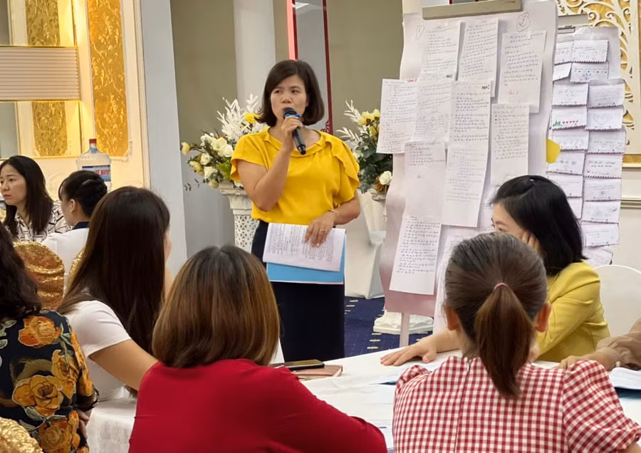 Học viên báo cáo kết quả hoạt động nhóm trong khóa tập huấn do Cục Nhà giáo và Cán bộ quản lý giáo dục tổ chức. Học viên báo cáo kết quả hoạt động nhóm trong khóa tập huấn do Cục Nhà giáo và Cán bộ quản lý giáo dục tổ chức.