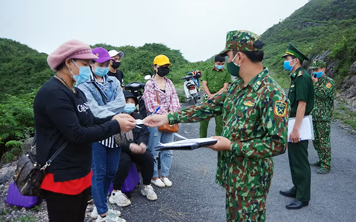 Tổ tuần tra Đồn Biên phòng Xín Cải (Hà Giang) xử lý các đối tượng vượt biên trái phép. Ảnh: Báo Nhân dân