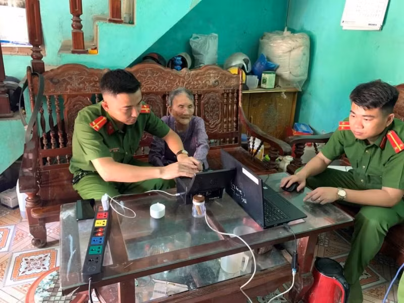 Cán bộ Công an đến nhà làm thủ tục cấp căn cước công dân cho người già. Ảnh: Báo Công an.