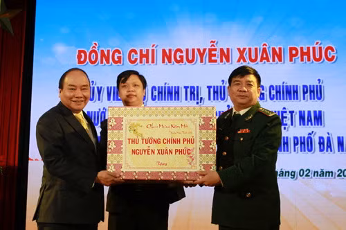 Thủ tướng tặng quà Tết cho cán bộ, chiến sĩ Bộ Chỉ huy Bộ đội Biên phòng Đà Nẵng. Ảnh: VGP Thủ tướng tặng quà Tết cho cán bộ, chiến sĩ Bộ Chỉ huy Bộ đội Biên phòng Đà Nẵng. Ảnh: VGP