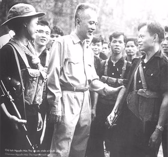 Chủ tịch Nguyễn Hữu Thọ với các chiến sĩ quân giải phóng. Nguồn: SGGP