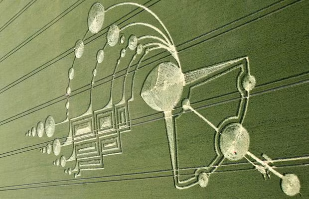 Những hiện tượng kỳ lạ trong năm 2009 ảnh 21 A crop circle measuring some 500 feet long and 250 feet wide, that appeared in a field at Alton Barnes near Marlborough, Wiltshire