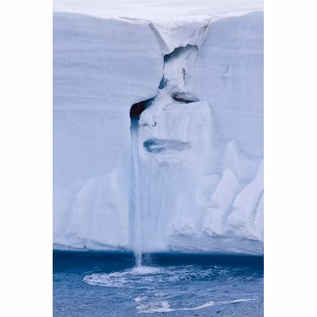 Những hiện tượng kỳ lạ trong năm 2009 ảnh 14 A crying face is revealed in a melting glacier located on Nordaustlandet in the Svalbard archipelago in Norway.