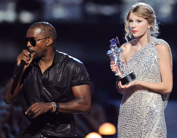 Taylor Swift đứng như trời trồng khi Kanye West bất ngờ nhảy lên cướp mic