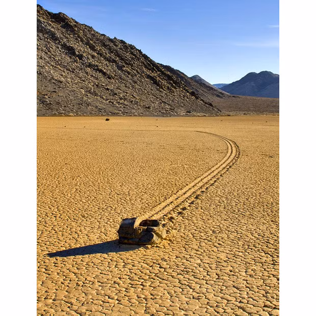 Những hiện tượng kỳ lạ trong năm 2009 ảnh 22 Amid the eerie silence and the intense heat of California’s Death Valley, rolling rocks, some as heavy as 250lbs, move in bizzare patterns across the ultra-flat surface of the valley. Photographer Mike Byrne has spent years documenting the movements