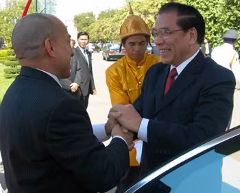 Tổng Bí thư Nông Đức Mạnh và Quốc vương Campuchia Nonodom Sihamoni Tổng Bí thư Nông Đức Mạnh và Quốc vương Campuchia Nonodom Sihamoni