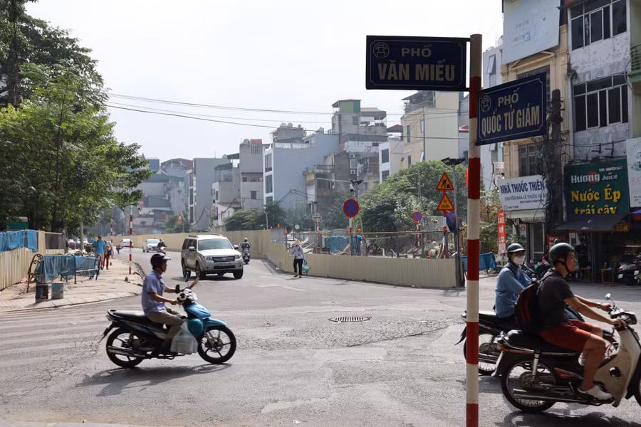 Ga ngầm S11 (đoạn từ ngã ba phố Quốc Tử Giám - Văn Miếu kéo dài về phía Ngô Sỹ Liên, Hà Nội) thuộc Dự án tuyến đường sắt đô thị thí điểm đoạn Nhổn - ga Hà Nội đã được hoàn trả mặt bằng nửa phía Bắc.