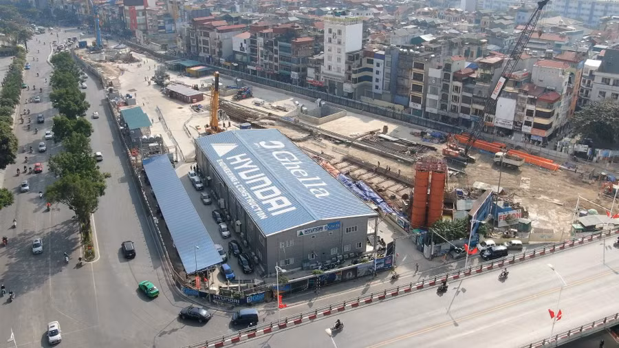 Đến nay, UBND TP Hà Nội đã hoàn thành công tác ký hợp đồng và triển khai thi công 9/9 gói thầu chính về xây lắp và thiết bị (trong đó gói thầu CP01 và CP04 đã thi công xong, hiện đang hoàn thiện hồ sơ hoàn công).