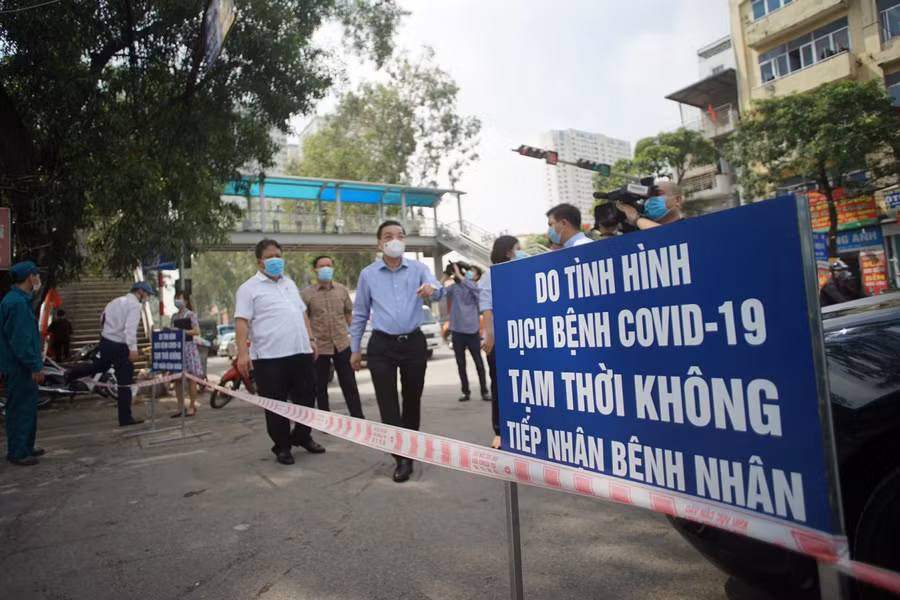 Chủ tịch TP Hà Nội Chu Ngọc Anh trực tiếp xuống BV K chỉ đạo công tác phòng chống dịch.