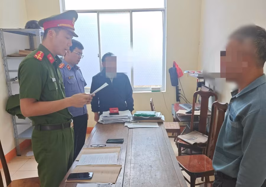 Cơ quan điều tra tống đạt các quyết định tố tụng đối với Bùi Văn Quỳnh. (Ảnh: HL)