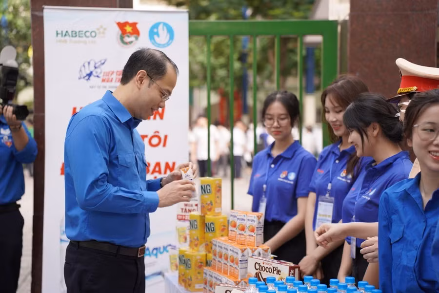 Bên cạnh đó phát tặng các vật phẩm thiết yếu cho thí sinh và người nhà thí sinh như nước uống, sữa, đồ dùng học tập, áo mưa… Bên cạnh đó phát tặng các vật phẩm thiết yếu cho thí sinh và người nhà thí sinh như nước uống, sữa, đồ dùng học tập, áo mưa…