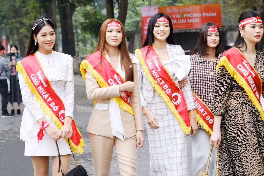 Hoa hậu Đỗ Thị Hà cùng dàn Á hậu, người đẹp tham gia ngày Chủ nhật Đỏ ảnh 5
