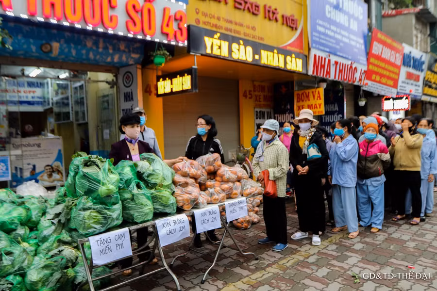 Trong sáng nay rất đông người dân đã có mặt để nhận cam và nông sản miễn phí.