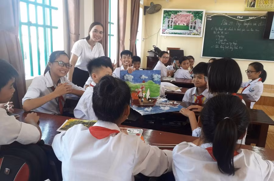 Tạo hứng thú học tập cho học sinh trong mỗi giờ lên lớp của cô giáo