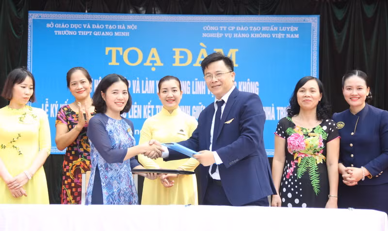 Lễ ký kết Biên bản ghi nhớ tuyển sinh giữa doanh nghiệp và nhà trường được diễn ra thành công trước sự chứng kiến của đông đảo giáo viên, nhân viên của nhà trường và Công ty.