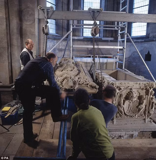 Khai quật ngôi mộ 1000 tuổi của nữ hoàng Saxon ảnh 4 The tomb in Magdesburg Cathedral, Germany, was first investigated in 2008 but academics had previously believed her bones had been moved. Recent research by Dr Estella Weiss-Krecji has shown royal remains were often taken long distances for burial, and sometimes boiled down to extract the bones, which were sewn into an ox hide for easy transportation. But mistakes could occur and bones could be disturbed