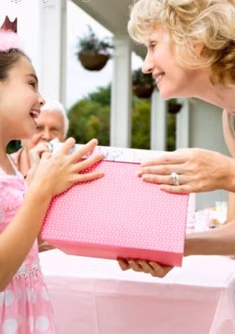  Biết nói cảm ơn khi được nhận quà là biểu hiện của tính lễ phép. Ảnh: Getty image.