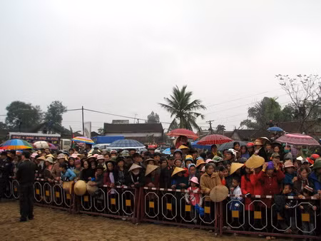 Đông đảo nhân dân đến tham dự buổi lễ hoàn táng thi hài vua Lê Dụ Tông sáng 25-1 tại làng Bái Trạch, xã Xuân Giang, huyện Thọ Xuân (Thanh Hóa) 2. Đông đảo nhân dân đến tham dự buổi lễ hoàn táng thi hài vua Lê Dụ Tông sáng 25-1 tại làng Bái Trạch, xã Xuân Giang, huyện Thọ Xuân (Thanh Hóa)