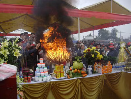 Bình hương bốc cháy khi buổi lễ kết thúc Bình hương bốc cháy khi buổi lễ kết thúc