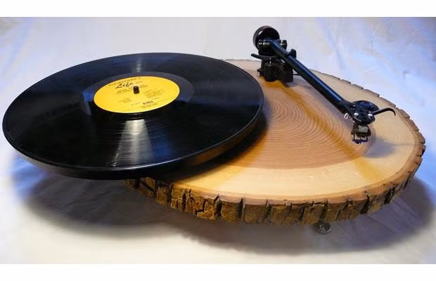Những hình ảnh ấn tượng trong tuần ảnh 23 A carpenter has designed a stylish collection of bespoke record turntables - made from wood. Each table takes Joel Scilley up to 50 hours to produce from wood such as redwood, maple, and walnut, in his studio in Oakland, California, USA