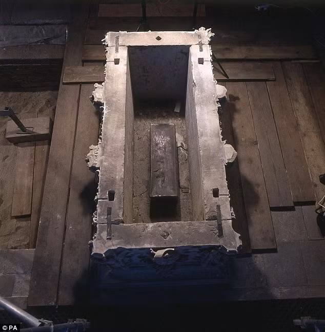 Khai quật ngôi mộ 1000 tuổi của nữ hoàng Saxon ảnh 2 When the tomb was opened in 2008 a lead coffin 70cm long was found inside, bearing an inscription that read: ’The rescued remains of Queen Eadgyth are in this sarcophagus, after the second renovation of this monument in 1510.’ The lead box contained the bones of a woman aged in her thirties, wrapped in white silk
