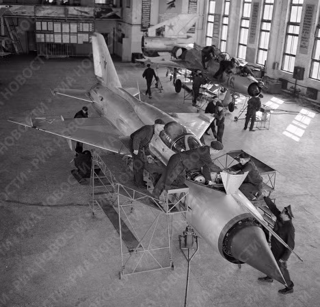Mikoyan Design Bureau, one of the best known Russian design bureaus, has developed 450 combat planes since its establishment. Russia’s aircraft plants have built a total of 45,000 MiG planes, and 11,000 of them have been exported. Photo: Maintenance inspection of a MiG